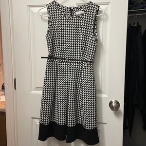 A-like black and white sleeveless dress